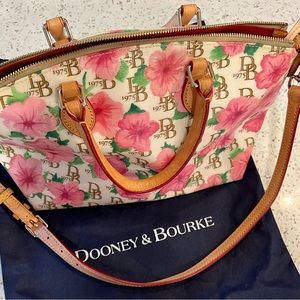 Original / Vintage D&B floral handbag. (Shape/Size Length/Width Visible)